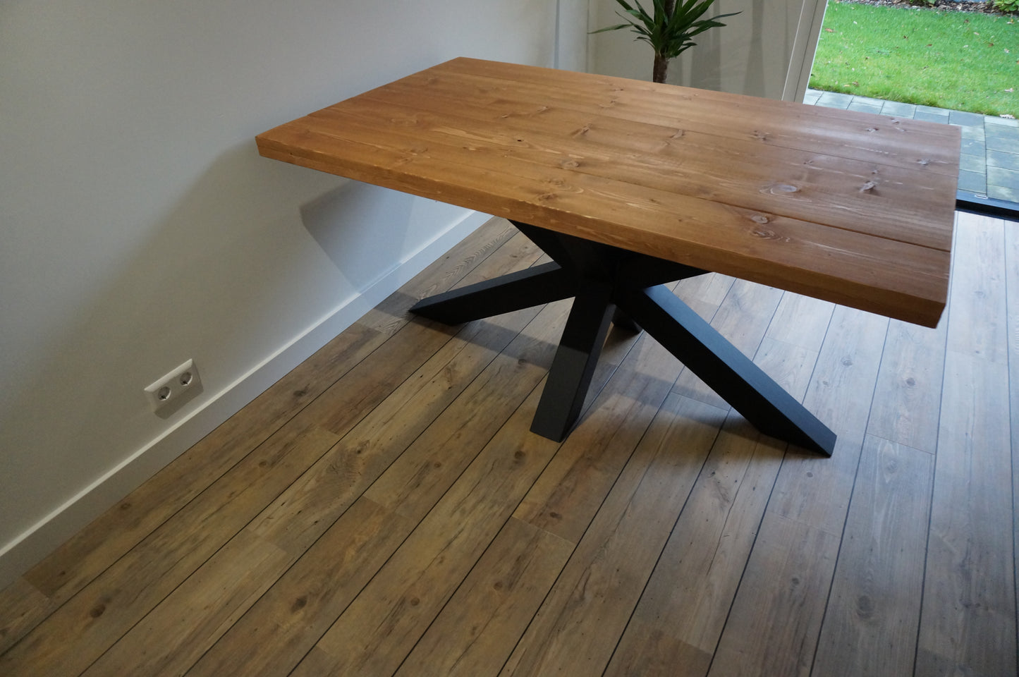 Industriële eettafel "Bruin"