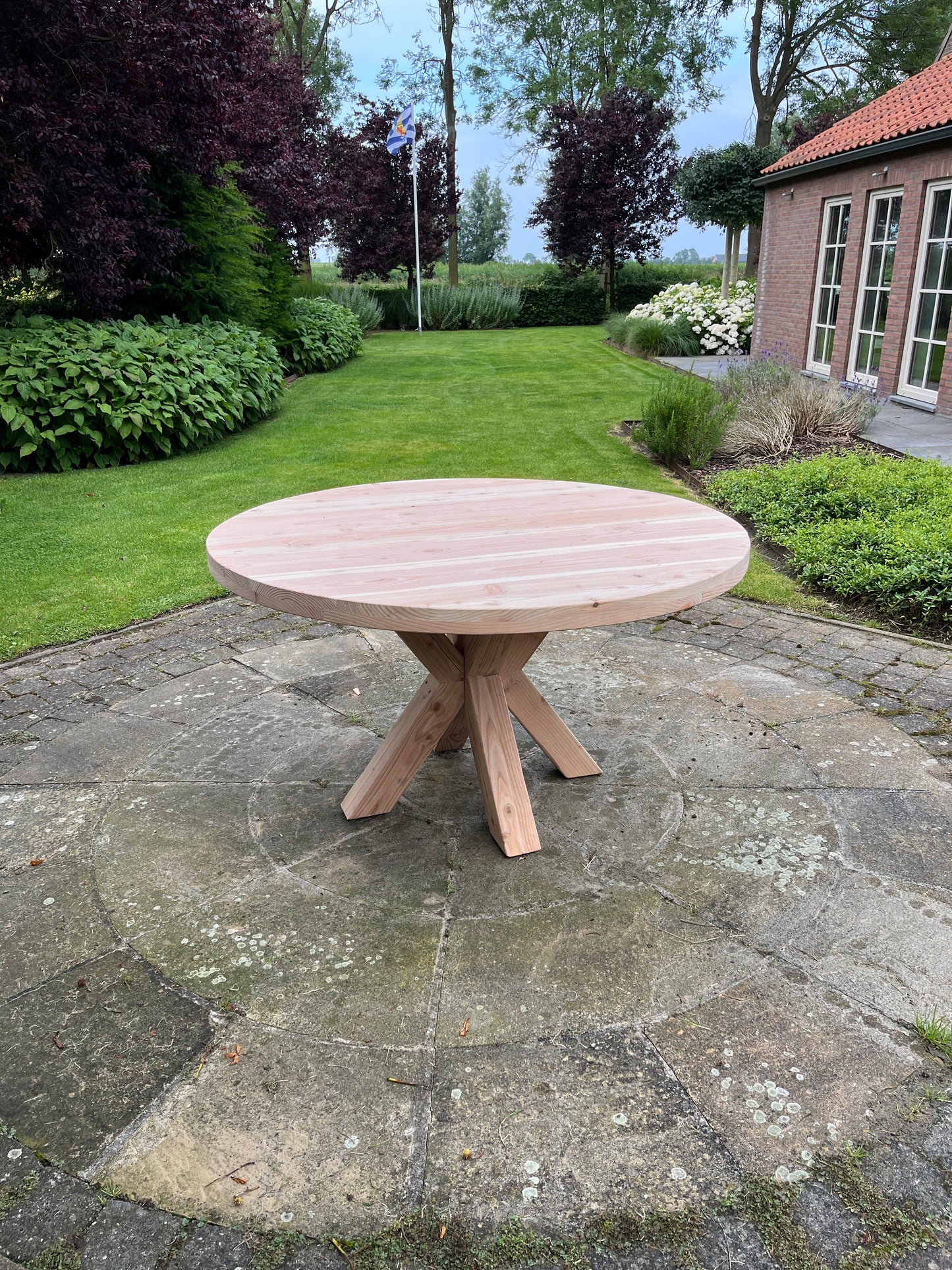 Ronde douglas tuintafel met houten onderstel