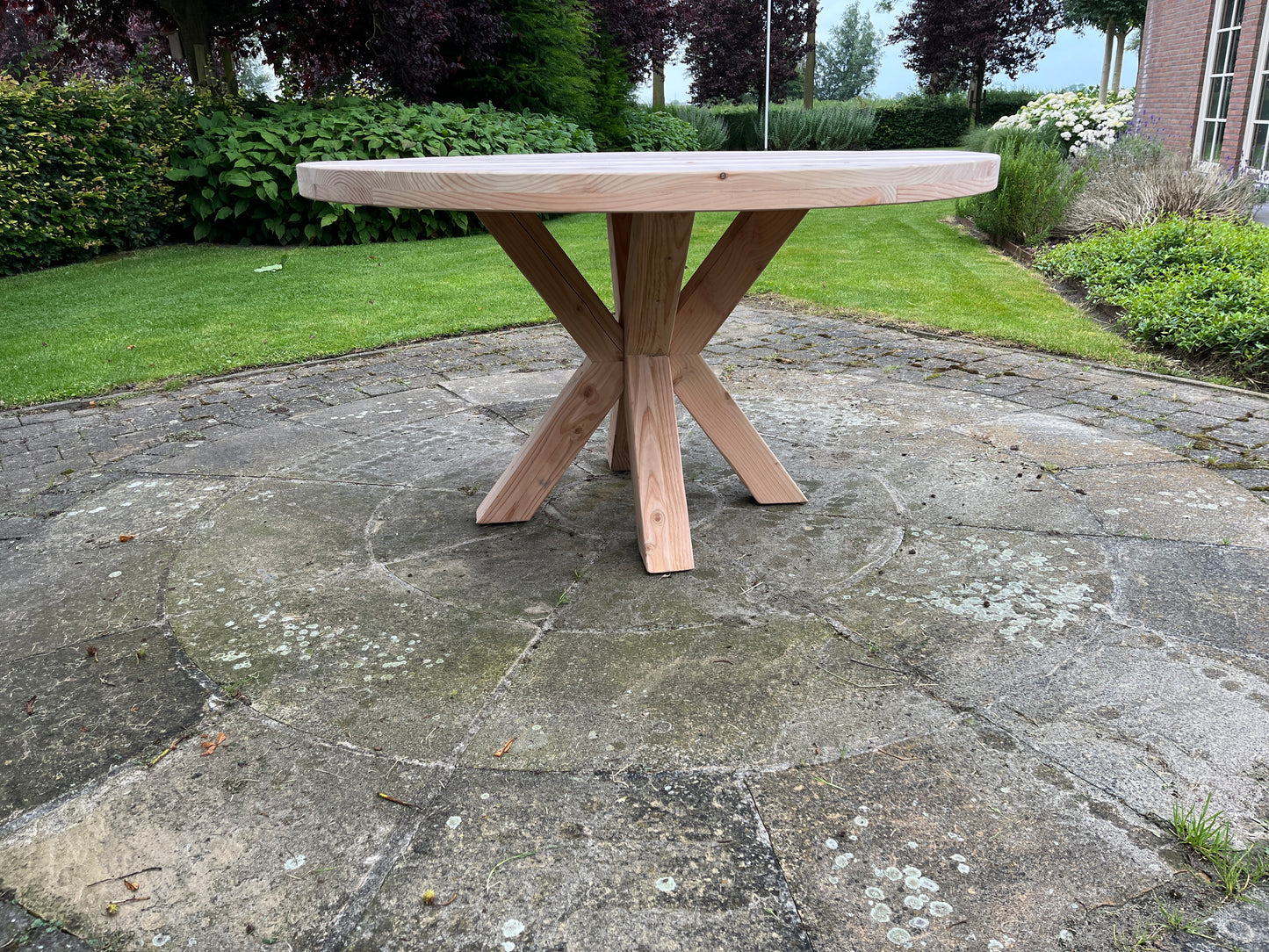 Ronde douglas tuintafel met houten onderstel