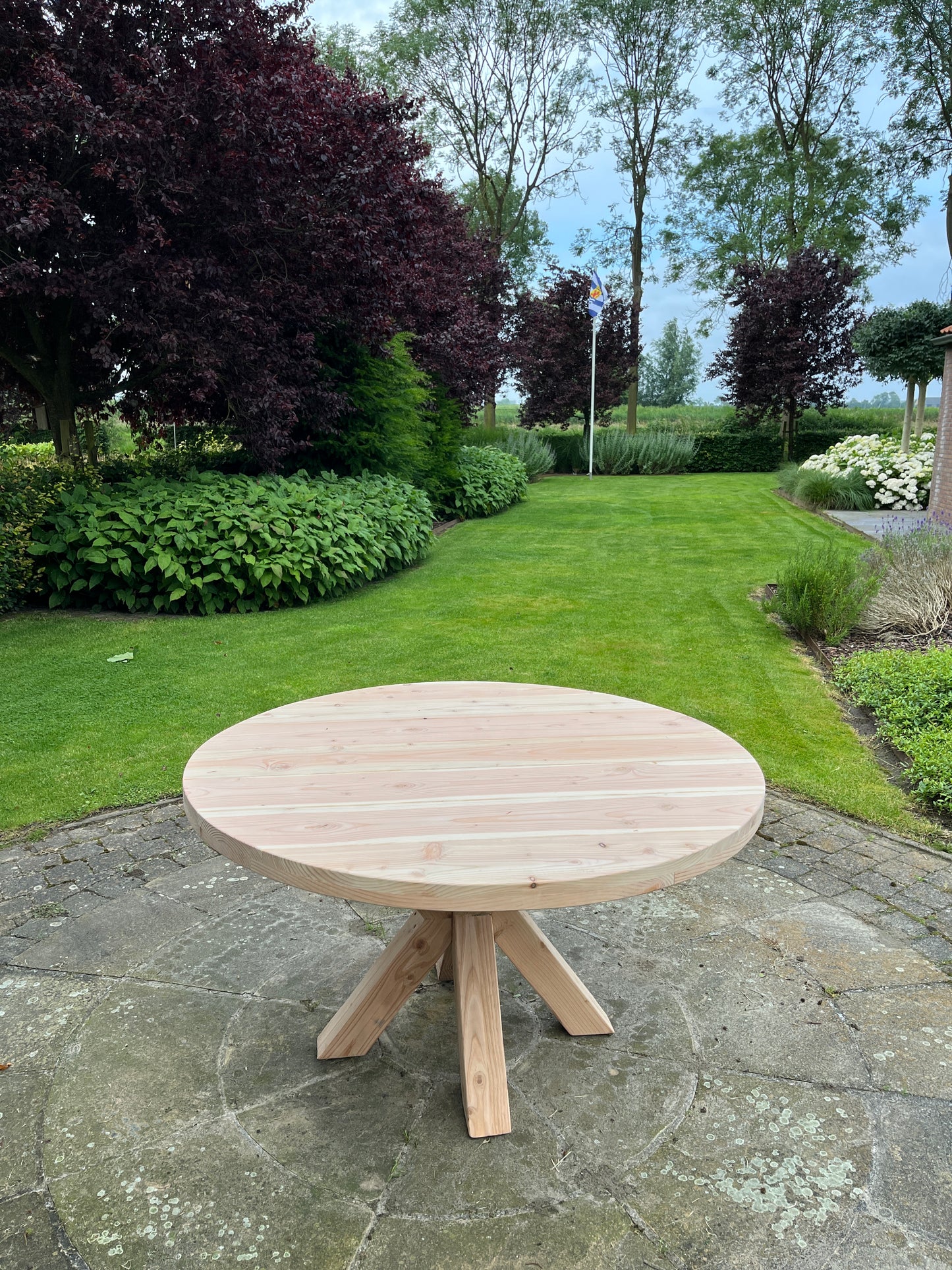 Ronde douglas tuintafel met houten onderstel