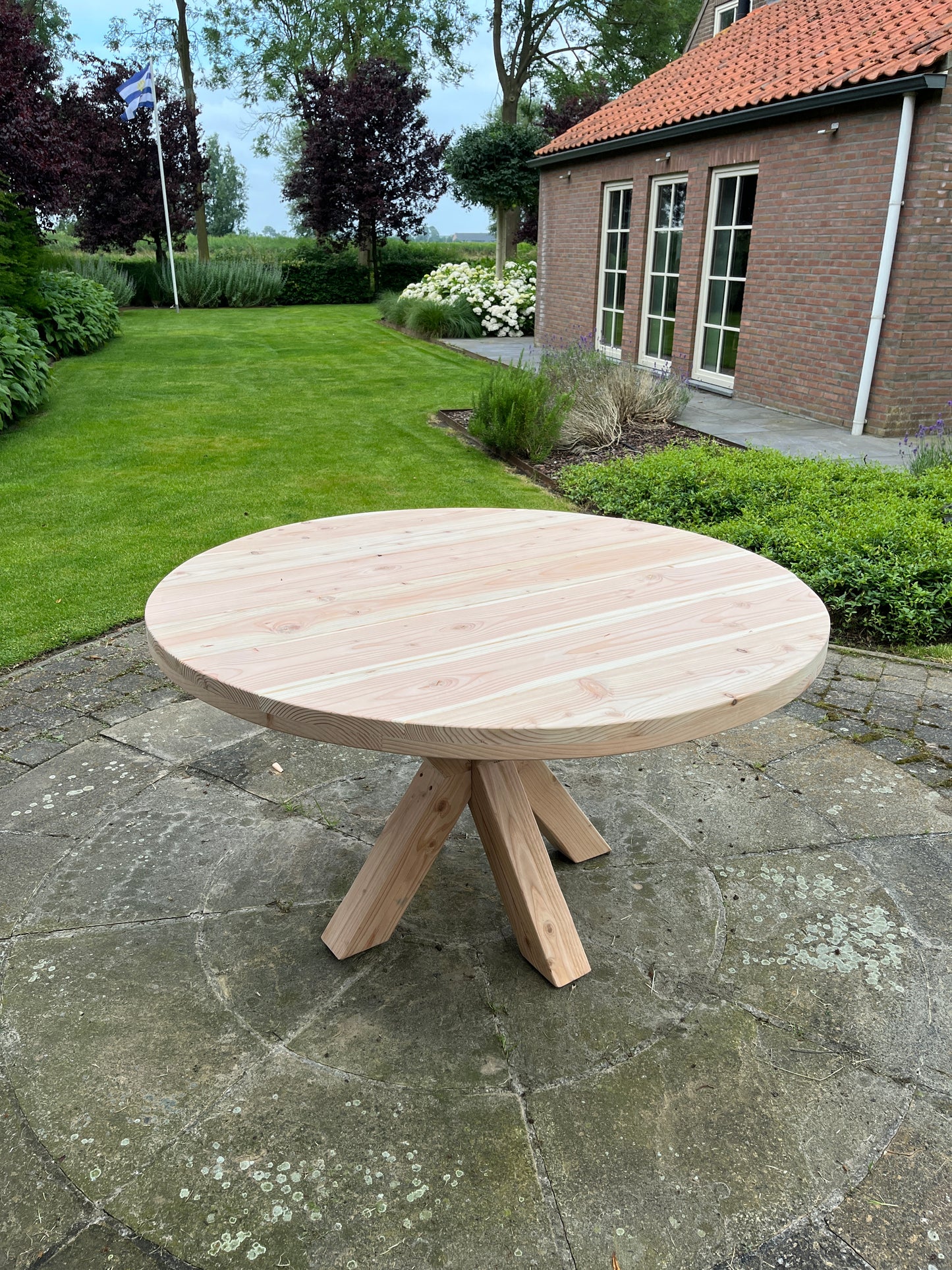 Ronde douglas tuintafel met houten onderstel